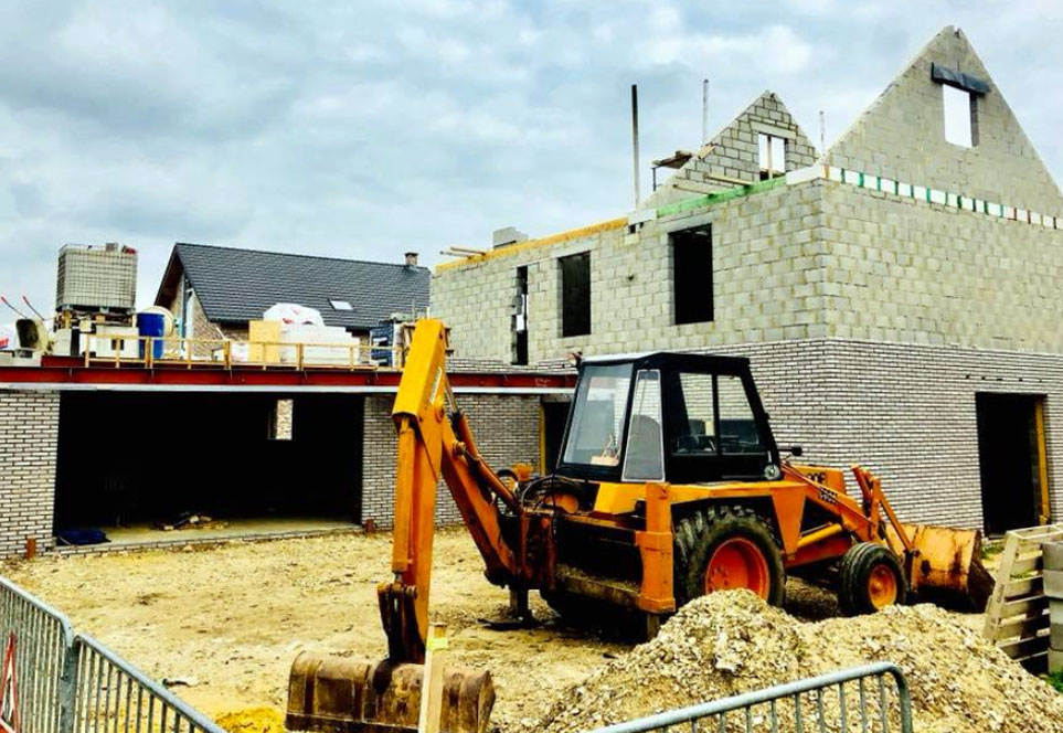 chantier de construction d une maison quatre facades